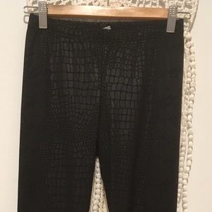 Bar III ‘s snake print legging